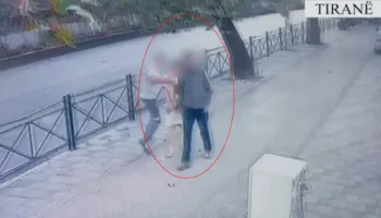 Grabitje si në filma në Tiranë, i riu i rrëmben çantën gruas në prani të fëmijës