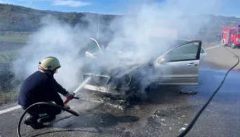 Gramsh/ Përfshihet nga flakët një automjet në Mashan, ndërhyjnë zjarrfikëset