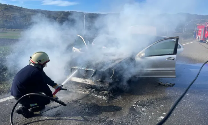 Gramsh/ Përfshihet nga flakët një automjet në Mashan, ndërhyjnë zjarrfikëset