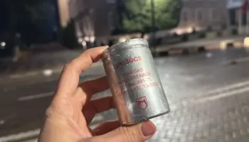 Granatat lotsjellëse në duart e policisë, ja si duken mjetet e përdorura në protestë