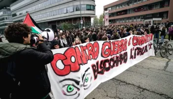 Grevë e përgjithshme dhe protesta në mbarë Italinë, studentët bllokojnë shkollat, në Genova digjen goma