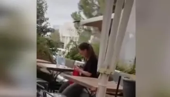 Gris flamurin shqiptar gjatë protestës, turistja përballet me qytetarin: Pse nuk kërkove ndihmë?