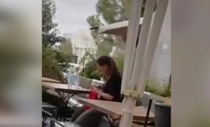 Gris flamurin shqiptar gjatë protestës, turistja përballet me qytetarin: Pse nuk kërkove ndihmë?