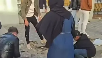 Gruaja me hixhab ndihmon protestuesit të shkulin pllakat, Balla publikon pamjet: Zemërimi s’e justifikon dhunën, asnjë kauzë s’e kthen shkatërrimin në drejtësi (VIDEO)