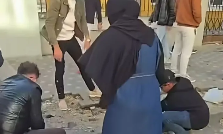 Gruaja me hixhab ndihmon protestuesit të shkulin pllakat, Balla publikon pamjet: Zemërimi s’e justifikon dhunën, asnjë kauzë s’e kthen shkatërrimin në drejtësi (VIDEO)