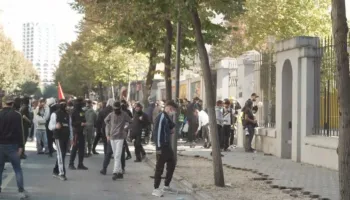Gurë drejt Ministrisë së Arsimit, ujë dhe gaz lotsjellës në drejtim të protestuesve
