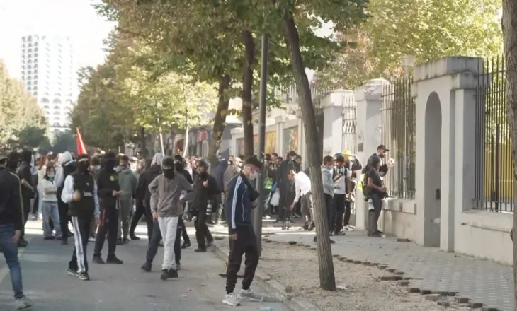 Gurë drejt Ministrisë së Arsimit, ujë dhe gaz lotsjellës në drejtim të protestuesve