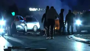 Gurë e kangjella në rrugë, bllokohet qarkullimi te Zogu i Zi, shoferët reagojnë me bori