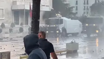 Gurë, molotovë dhe gaz lotsjellës/ Studentët rrethojnë Kryeministrinë, nuk largohen