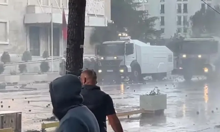 Gurë, molotovë dhe gaz lotsjellës/ Studentët rrethojnë Kryeministrinë, nuk largohen