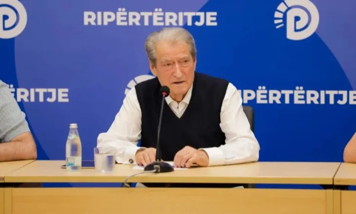 “Hajdeni një ditë para”- Berisha thirrje nga grupi i PD për protestën kombëtare të enjten para Parlamentit: Pa flamuj e simbole partiake, protestë rinore kundër Territoriales