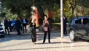 “Hajdute, kartonat e Ramës!”/ Pas seancës në Kuvend, një grup vajzash thirrje drejt deputeteve socialiste, Iris Luarasi dhe Sara Mila