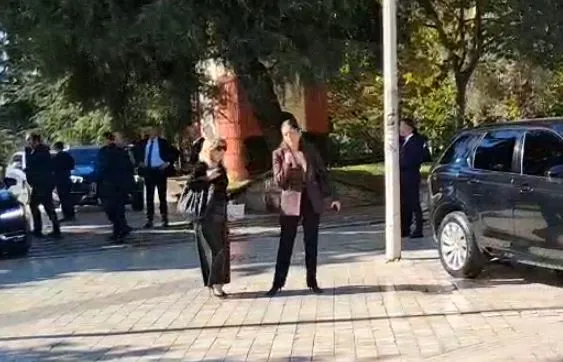 “Hajdute, kartonat e Ramës!”/ Pas seancës në Kuvend, një grup vajzash thirrje drejt deputeteve socialiste, Iris Luarasi dhe Sara Mila