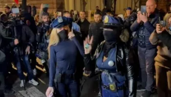 Halloween në protestë/ Tri vajza vishen si efektive policie, pankarta e tyre: Maska më e frikshme sot për sot, policia