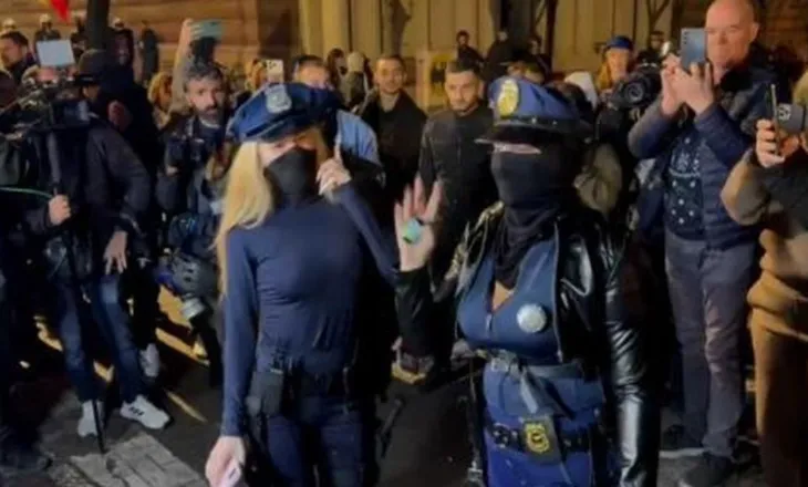 Halloween në protestë/ Tri vajza vishen si efektive policie, pankarta e tyre: Maska më e frikshme sot për sot, policia