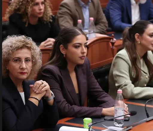 ”Hapni sytë dhe shihni kush ju prin”, deputetja e PS, Mila ka një mesazh për demokratët