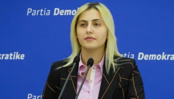 HARRESA E INA ZHUPES NGA VJEN: TE GJITHE SI DELE NE PS, VOTUAN SIPAS QEJFIT TE LIDERIT