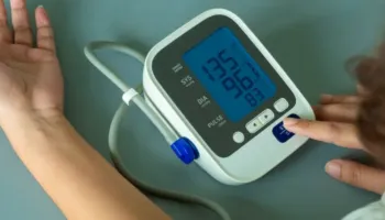 Harroni ilaçet për tensionin? Studimi tregon rrezikun për zemrën dhe trurin, ja si të mbroheni