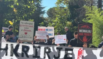 Harta territoriale e PS për 46 bashki, protestuesit protestë para Kuvendit: S’e shuani identitetin tonë