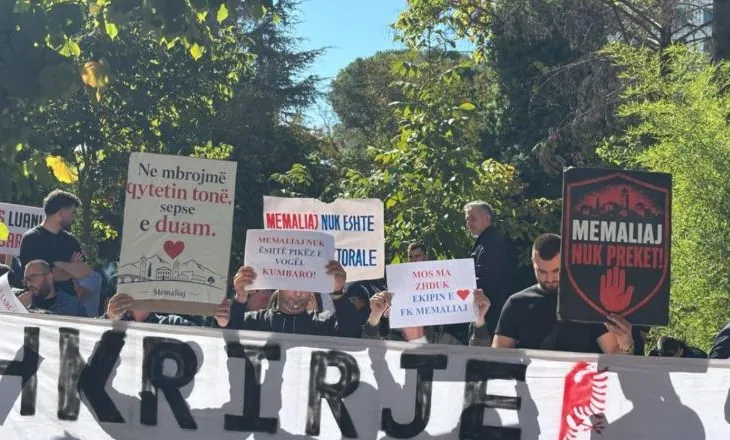 Harta territoriale e PS për 46 bashki, protestuesit protestë para Kuvendit: S’e shuani identitetin tonë