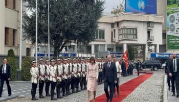 Haxhiu nis vizitë zyrtare në Maqedoninë e Veriut, pritet me ceremoni nga homologu i saj
