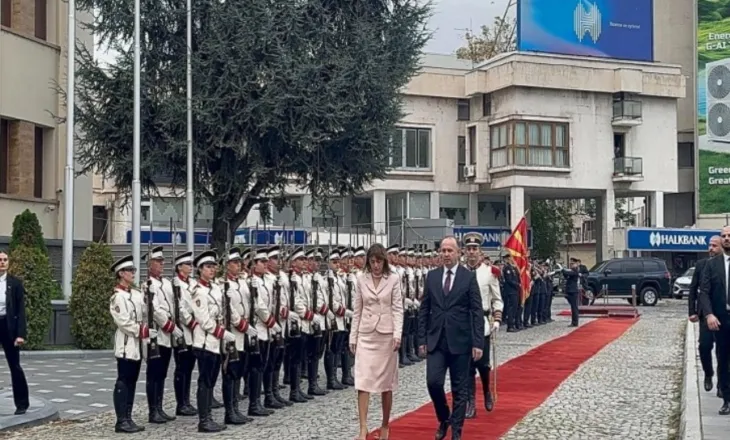 Haxhiu nis vizitë zyrtare në Maqedoninë e Veriut, pritet me ceremoni nga homologu i saj