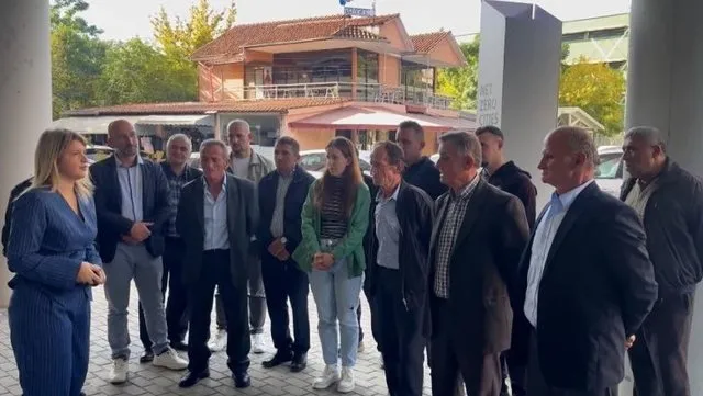 HEC i ri lë pa ujë 92 familje / Banorët e Fushë-Buallit në protestë para bashkisë së Elbasanit
