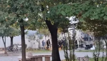 Hedhja e molotovëve drejt policisë, efektivi përfshihet nga flakët