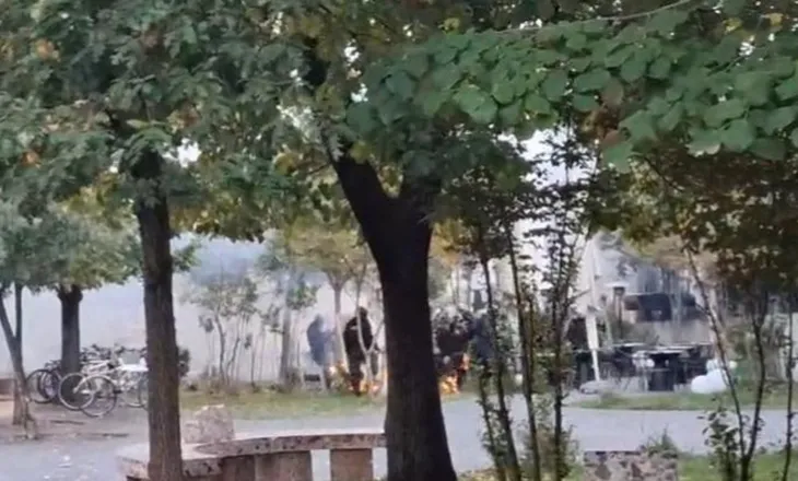 Hedhja e molotovëve drejt policisë, efektivi përfshihet nga flakët