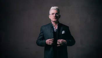 Heinz Strunk sfidon kufijtë e këngëve për fëmijë me albumin “Learning Songs”