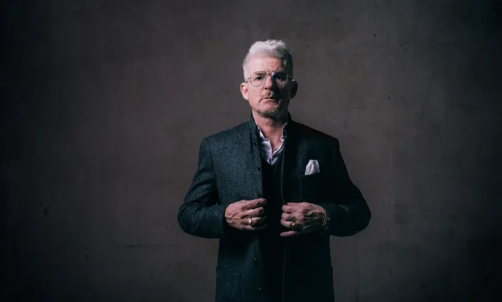 Heinz Strunk sfidon kufijtë e këngëve për fëmijë me albumin “Learning Songs”