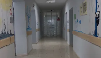 Helmimi i 11 fëmijëve në kopshtin e Korçës, flet nëna e një prej të miturve: Enët mund të kenë qenë të palara