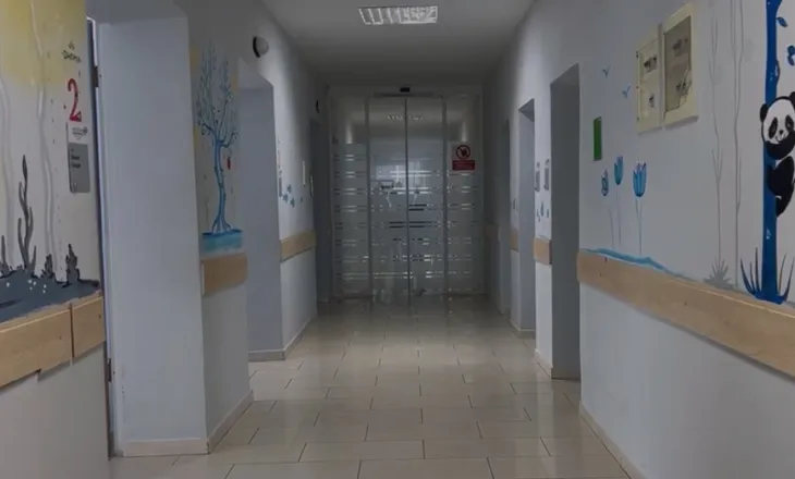 Helmimi i 11 fëmijëve në kopshtin e Korçës, flet nëna e një prej të miturve: Enët mund të kenë qenë të palara