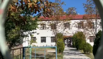 Helmimi i 6 fëmijëve në një kopsht në Korçë, mjekja dhe drejtorsha nën hetim, prindi: Enët mund të kenë qenë të palara