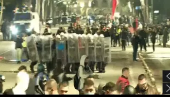 Hidhet gaz lotsjellës/ Policia ndërhyn për të shpërndarë protestuesit, në bulevard del edhe autoboti i ujit, efektivët largojnë mediat