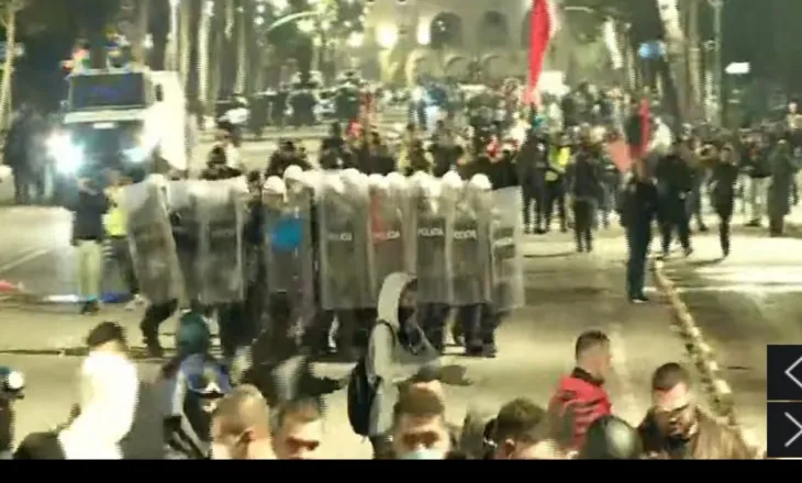 Hidhet gaz lotsjellës/ Policia ndërhyn për të shpërndarë protestuesit, në bulevard del edhe autoboti i ujit, efektivët largojnë mediat