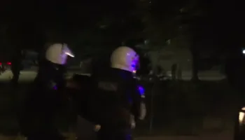 Hidhet gaz lotsjellës te selia e PD-së, ka shoqërime nga Policia