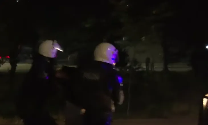 Hidhet gaz lotsjellës te selia e PD-së, ka shoqërime nga Policia