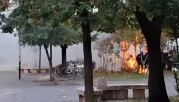 Hidhet moltov te selia e PS, polici përfshihet nga flakët