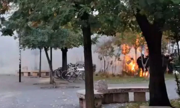 Hidhet moltov te selia e PS, polici përfshihet nga flakët