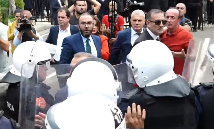 “Hiqe dorën!”/ Deputetët e opozitës përplasen me policët në bulevard, Këlliçi: Po i pengoni lëvizjen njerëzve. Qytetari: Mos bëj cubin ore
