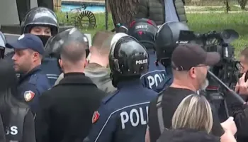 “Hiqe dorën, plehrë”/ Këlliçi e Blushi përplasen me policët: Po pengoni lëvizjen