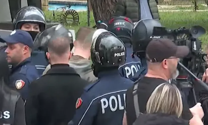 “Hiqe dorën, plehrë”/ Këlliçi e Blushi përplasen me policët: Po pengoni lëvizjen