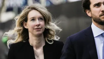 Historia e Elizabeth Holmes rikthehet në ekran përmes dokumentarit të ri