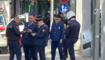 Hitaj provokon studentët, shfaqet duke u zgërdhirë tek Ministria a Arsimit