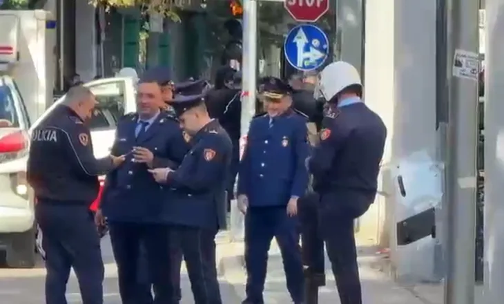 Hitaj provokon studentët, shfaqet duke u zgërdhirë tek Ministria a Arsimit