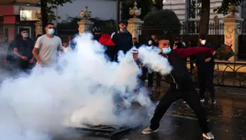 ‘Hodhën pllaka guri, molotov, i vunë flakën Bashkisë’, Protesta e studentëve, Policia: 16 të arrestuar, 49 në hetim (EMRAT)