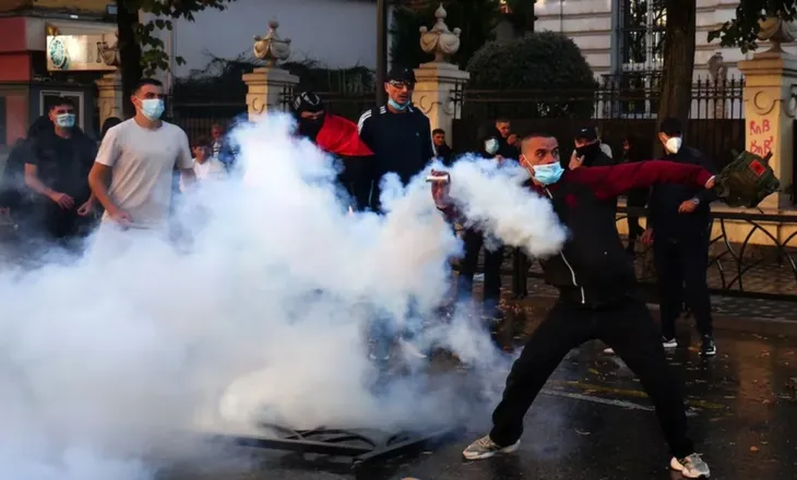 ‘Hodhën pllaka guri, molotov, i vunë flakën Bashkisë’, Protesta e studentëve, Policia: 16 të arrestuar, 49 në hetim (EMRAT)