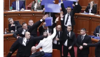 Hodhën vezë e shishe uji drejt Ramës, PS kërkon përjashtimin e Bardhit dhe Balliut nga Kuvendi