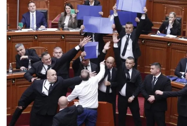 Hodhën vezë e shishe uji drejt Ramës, PS kërkon përjashtimin e Bardhit dhe Balliut nga Kuvendi